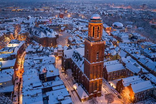 Zwolse Peperbus kerktoren tijdens een koude winterse zonsondergang