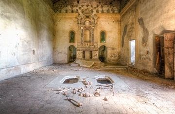 Verlassene Kirche mit Knochen von Roman Robroek