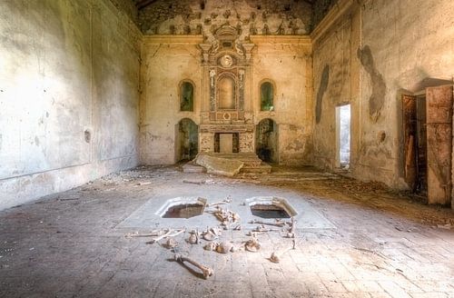 Église abandonnée avec des ossements