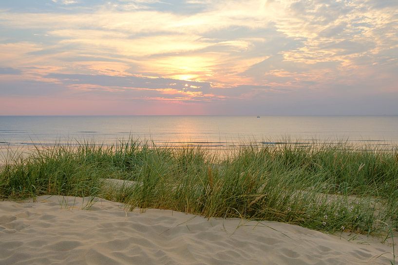 Coucher de soleil d'été dans les dunes de la plage de la mer du Nord par Sjoerd van der Wal Photographie