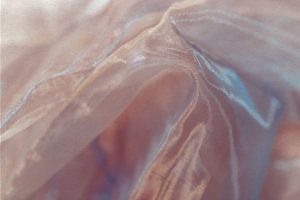 Lichtfalten in Rosé – Sanfte Struktur im Detail