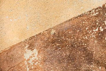 Toscaanse kleuren op een verweerde muur in het dorp Balazuc Frankrijk van Cindy Mulder