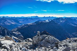 Steinmännchen über den Bergen von Davos von MaartenCPhotos