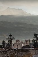 Grijs licht in de Andes en het kerkje in Yanque, Colca Canyon, Peru