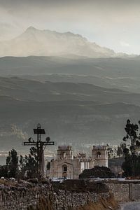 Grijs licht in de Andes en het kerkje in Yanque, Colca Canyon, Peru