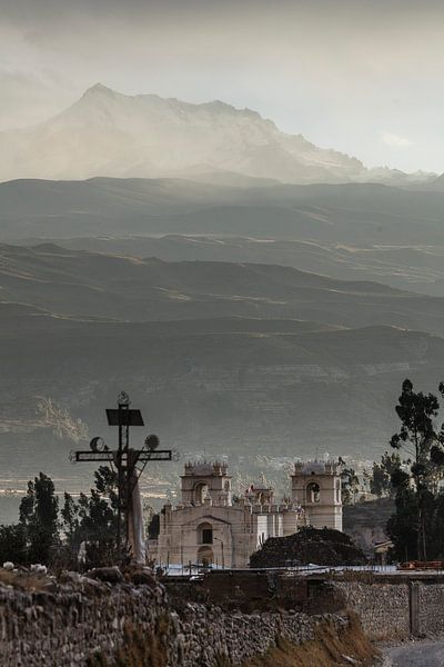 Lumière grise dans les Andes et l'église de Yanque, Canyon de Colca, Pérou par Martin Stevens