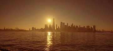 Skyline von New York City bei Sonnenuntergang, Vereinigte Staaten von Amerika von Patrick Groß