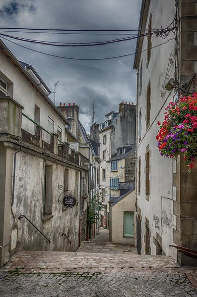 Een straatje in Morlaix(Bretagne). van Don Fonzarelli