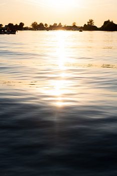 Loosdrechts plassen vanaf het water bij een zonsopdergang