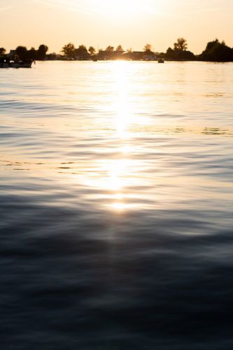 Les lacs de Loosdrecht vus de l'eau au lever du soleil