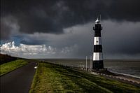 Vuurtoren Breskens  onder een dramatische wolkenlucht.