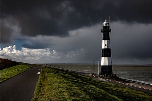 Der Leuchtturm von Breskens unter einer dramatischen Wolkendecke.