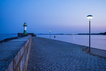 Leuchtturm auf der Mole von Sassnitz auf der Insel Rügen am Abend von Rico Ködder