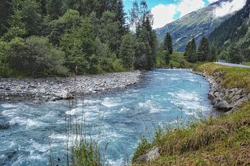 Stromende rivier in Oostenrijk van Monique Verlouw
