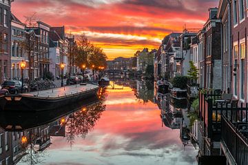 Leiden - Herfstige zonsopgang bij de nieuwe rijn vanaf de karnemelkbrug (0175) van Reezyard