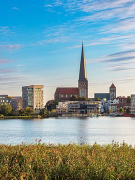 Blick über die Warnow auf die Hansestadt Rostock von Rico Ködder