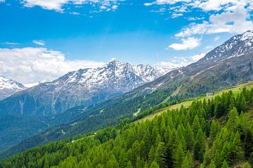 Blick auf das Ötztal in Sölden in Tirol im Frühling