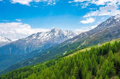Vue sur l'Ötztal à Sölden Tyrol au printemps