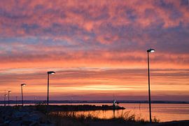 Leuchtturm im Hafen zum Sonnenuntergang