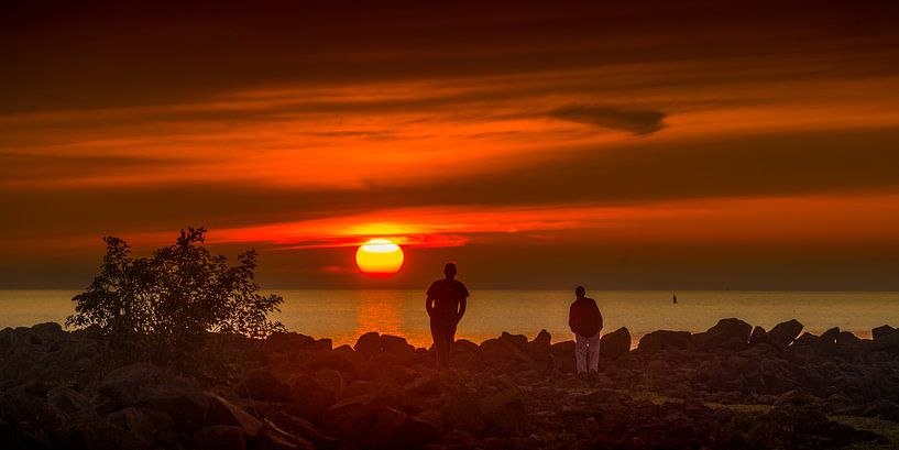 Zonsondergang boven het IJsselmeer bij de haven van Stavoren van Harrie Muis