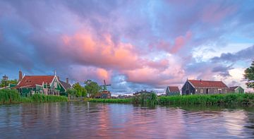 Morgenrot ... Regenwasser im Wassergraben. Zaanse Schans von Patrick Hartog