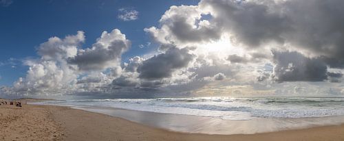 Panorama des Meeres mit Wolken auf dem Atlantik in Frankreich von Joost Adriaanse