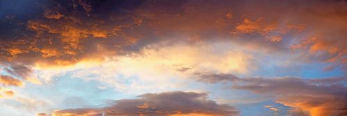 Abendhimmel mit leuchtenden Wolken