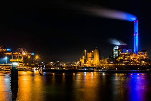 Elektriciteitscentrale Gelderland in Nijmegen, snachts