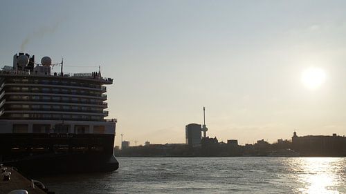 Abendliche Fahrt auf der Nieuwe Maas mit dem Euromast in der Ferne
