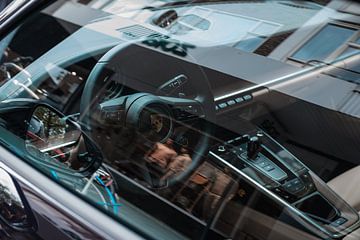 Porsche 911 door het raam naar binnen kijkend van Koen Verburg