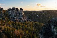 Rocher de l'Elbsandsteingebirge au lever du soleil
