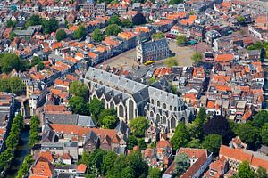 Photo aérienne de Sint Janskerk et de l'hôtel de ville, Gouda sur Anton de Zeeuw