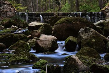 Wasser zwischen Steinen.