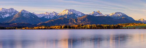 Panoramische zonsopgang boven Hopfensee, Beieren, Duitsland