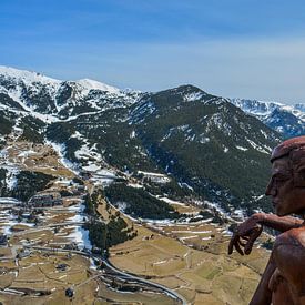 Der sitzende Mann in Andorra von Sanne Lillian van Gastel