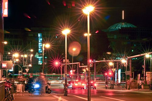 Zee van lichtjes bij nacht op de Schillingbrug in Oost-Berlijn