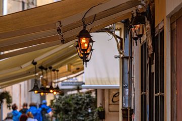 Kroatië : Gezellig steegje met restaurantverlichting van Photoart-Naegele