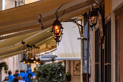 Kroatië : Gezellig steegje met restaurantverlichting