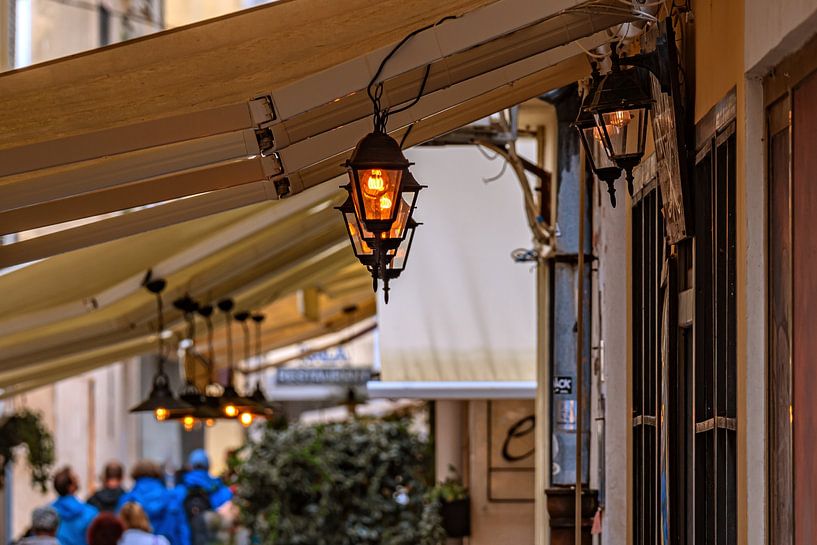 Croatie : Ruelle agréable avec éclairage de restaurant par Photoart-Naegele