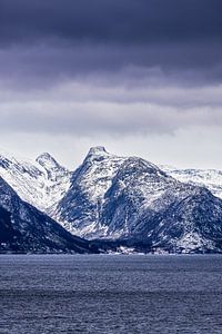 Berge und Felsen im Winter nahe Ørnes in Norwegen