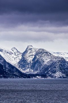 Bergen en rotsen in de winter bij Ørnes in Noorwegen van Rico Ködder