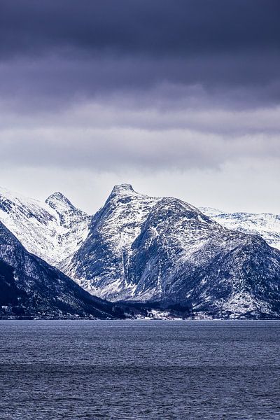 Berge und Felsen im Winter nahe Ørnes in Norwegen von Rico Ködder