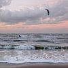 Kitesurfen, het strand, de zee en een prachtige pastelkleurige zonsondergang van Yvette Baur