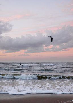 Kitesurfen, het strand, de zee en een prachtige pastelkleurige zonsondergang