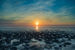Sonnenuntergang über dem Wattenmeer bei Ebbe von Norbert Versteeg