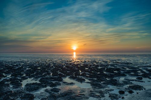 Coucher de soleil sur la mer des Wadden à marée basse