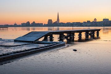 Blick über die Warnow auf Rostock im Winter