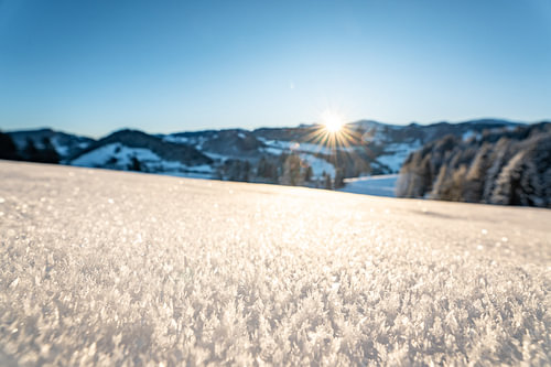 ijzige zonsopgang in Oberstaufen met uitzicht op Hochgrat, Staufen en Steibis