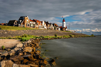 Urk, with a view of the dyke and the lighthouse