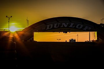 Sonnenaufgang bei den 24 Stunden von Le Mans - Dunlop-Brücke von Gerlach Delissen